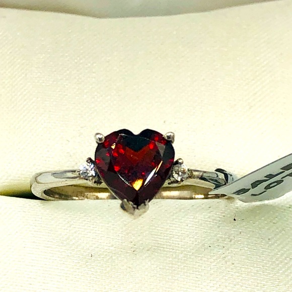 Beautiful Heart Shaped Garnet and Silver Ring - Picture 5 of 6